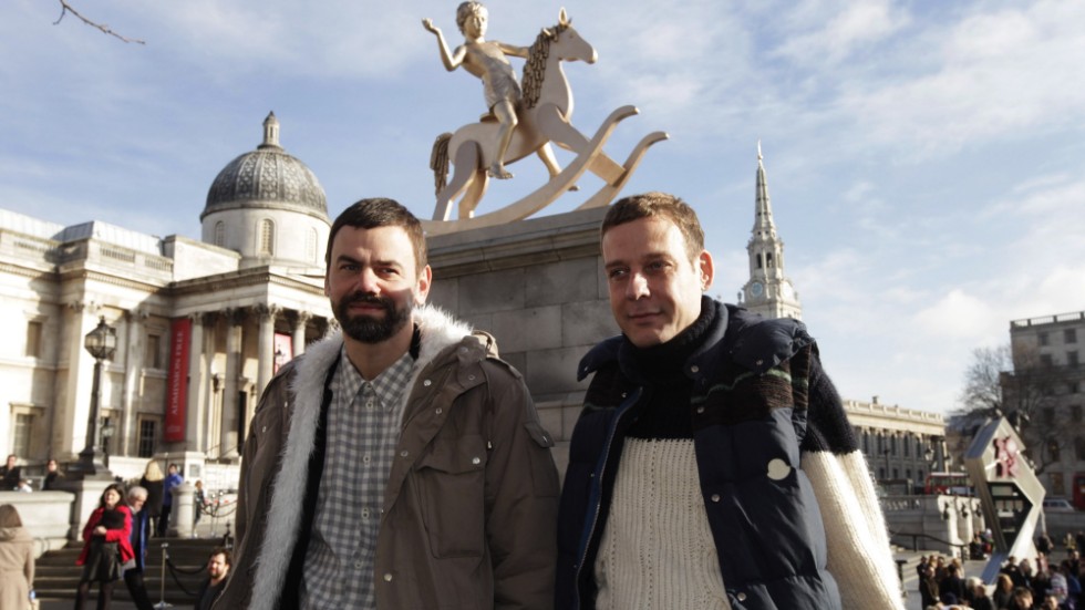 Michael Elmgreen och Ingar Dragset ställde 2012 ut sitt verk "Powerless structures" på en av socklarna vid Trafalgar Square i London. Arkivbild.