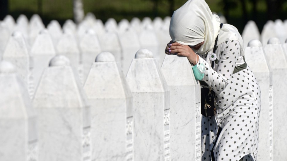 En kvinna lutar sig mot en gravsten i Potocari, nära Srebrenica, där 25-årsdagen av massakern där 8|000 muslimska män och pojkar dödades högtidlighölls.