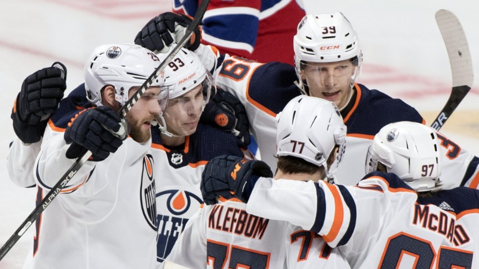 Edmontonspelarna, med Oscar Klefbom i mitten, kan fira att NHL återupptar säsongen den 1 augusti, i deras hemstad. Arkivbild.
