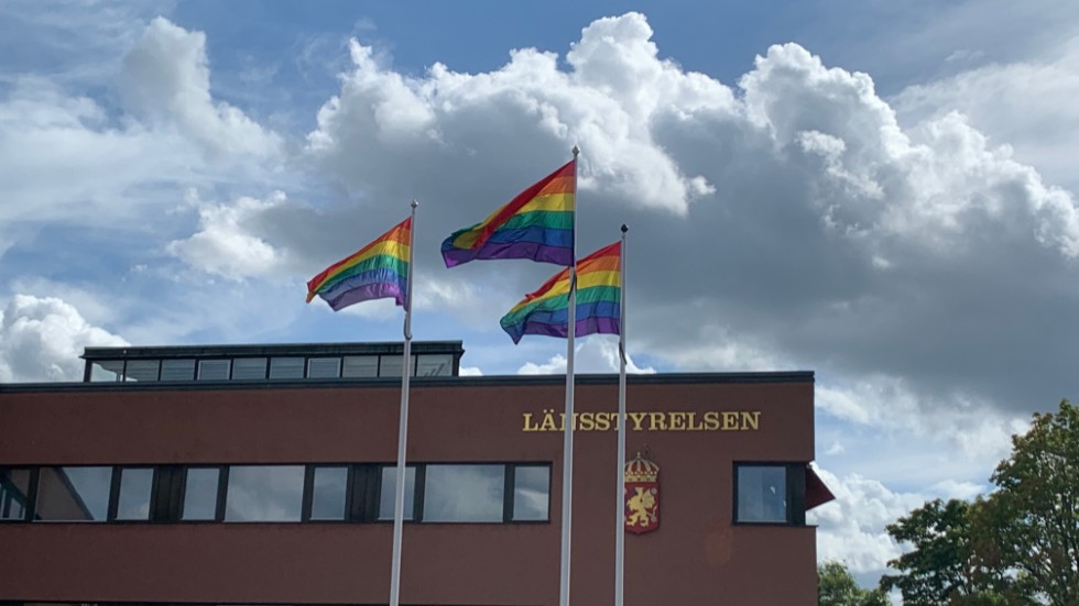 Regnbågsflaggan syns utanför länsstyrelsen under Pride och vid internationella dagen mot homo- och transfobi. Men idag vajar sverigefinnarnas vita flagga med blågult kors utanför landstatshuset.