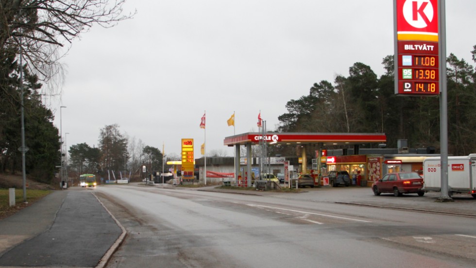 Korsningen – Eskilstuna vägen – Seminarievägen - är livsfarlig för biltrafik, gångtrafikanter och cyklister, skriver signaturen "Marita i Strängnäs".