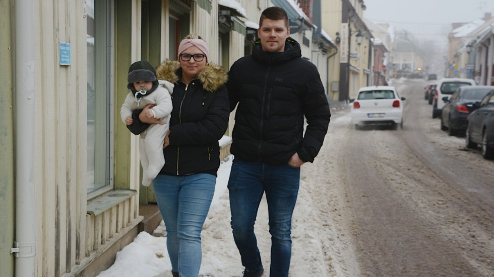 Den större staden blev till ett för stressat liv, tycker Dzenan Hrnic som flyttade tillbaka till Vimmerby med frun Elma, sonen Merdin, sju månader och dottern Amira som var på förskolan när bilden togs.