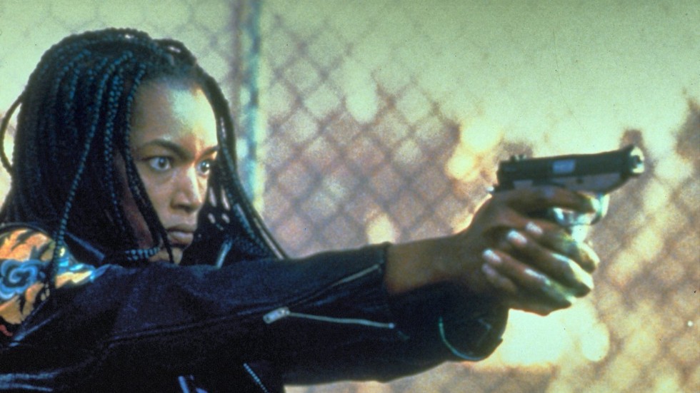 Livet 2020 imiterar konsten 1995. Angela Bassett spelar livvakten Mace i Kathryn Bigelows profetiska cyberpunkthriller "Strange days". Pressbild.