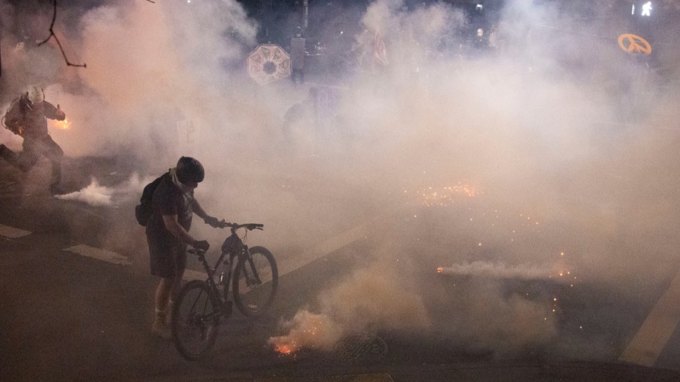 Federala poliser använder tårgas för att skingra demonstranter i Portland.