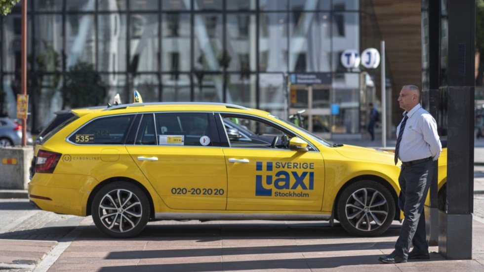 Åkaren Amer Al-Douri som kör för Sverigetaxi säger att han inte vill installera något plexiglasskydd i bilen, då han vill kunna prata med kunderna – de få som finns i pandemitider. Det blir mycket väntan mellan körningarna.