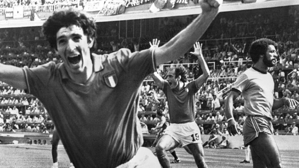 Paolo Rossi jublar efter ett av sin mål mot Brasilien under fotbolls-VM 1982.
