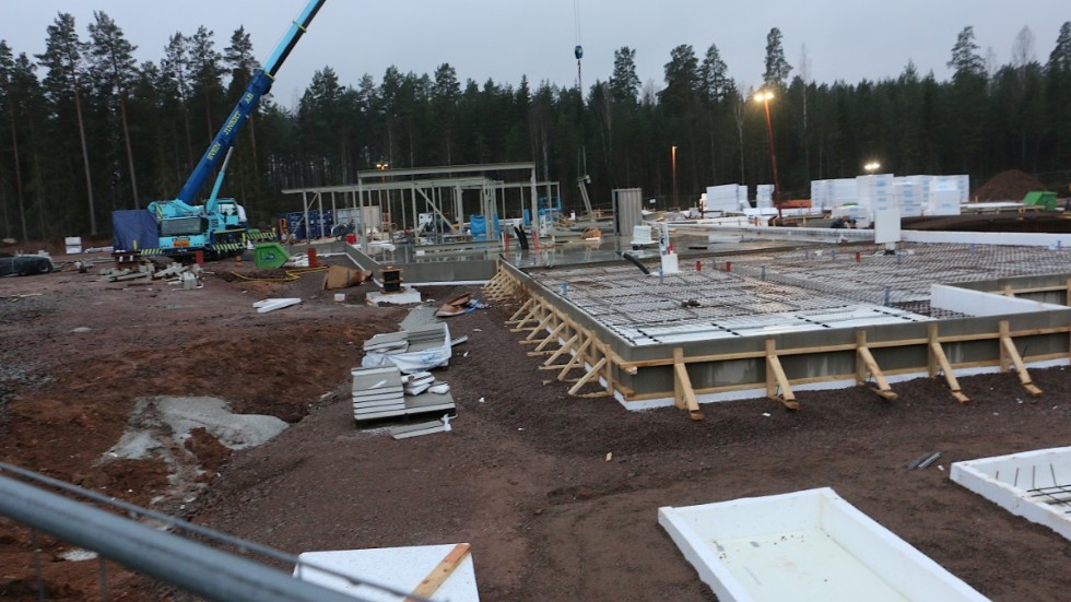 Bygget av den nya förskolan i skogspartiet vid Södra Ekeberg är i full gång. Bottenplattan är gjuten och stålstommen är på väg att resas.