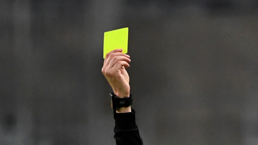 Punktmarkera bråkstakarna på fotbollsgymnasiet och dela ut gult kort som varning, föreslår insändarskribenten.