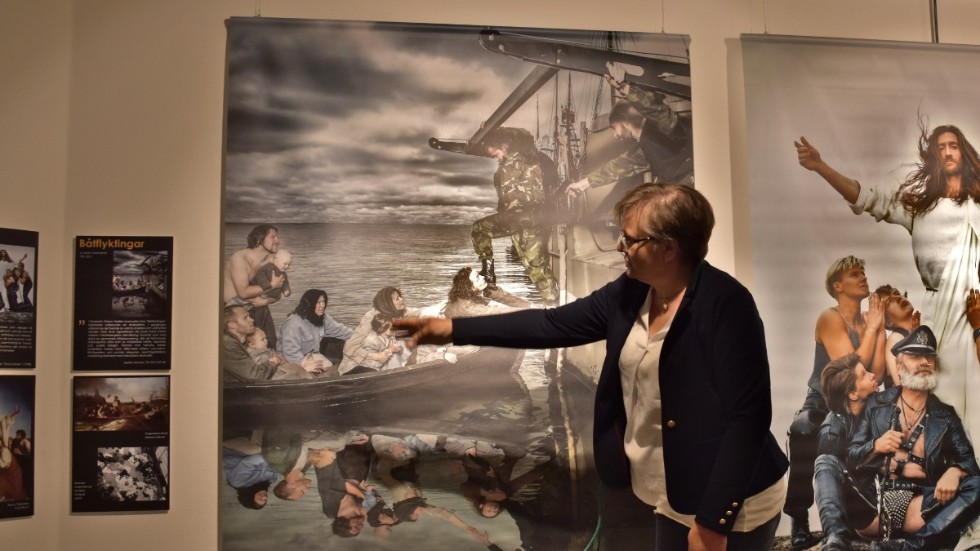 Linda Röös berättar om symboliken i motiven. Ofta är det religiöst relaterat, eller som här, där spegelbilden refererar till Michelangelos verk "Adams Skapelse". 