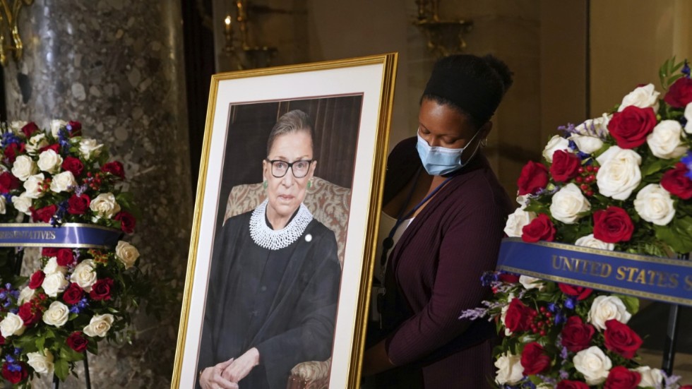 Den avlidne HD-domaren Ruth Bader Ginsburgs minne hedras i kongressbyggnaden Capitolium i Washington DC.