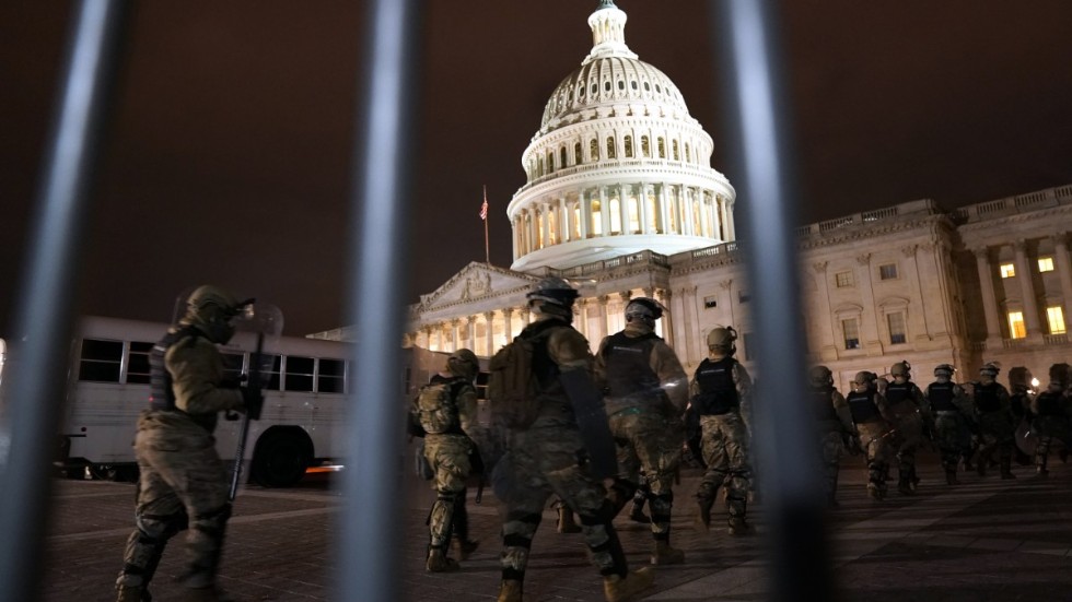 Delar av Washington DC:s nationalgarde på väg mot Kapitolium på onsdagskvällen.