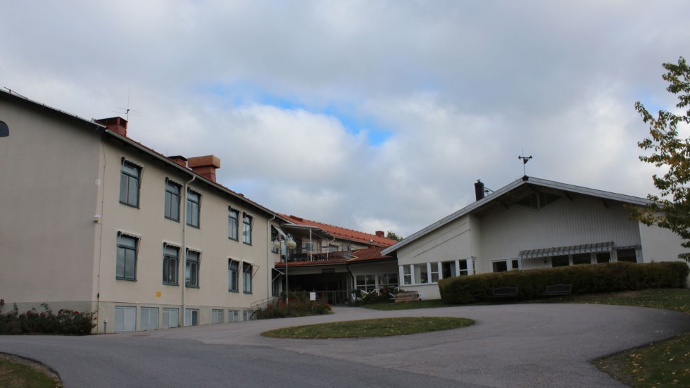 Totalt har elva omsorgstagare på Hagnäsgården i Gamleby bekräftats smittade med covid-19. Fler boenden i kommunen har drabbats. På Lindögården har hittills två omsorgstagare smittats.