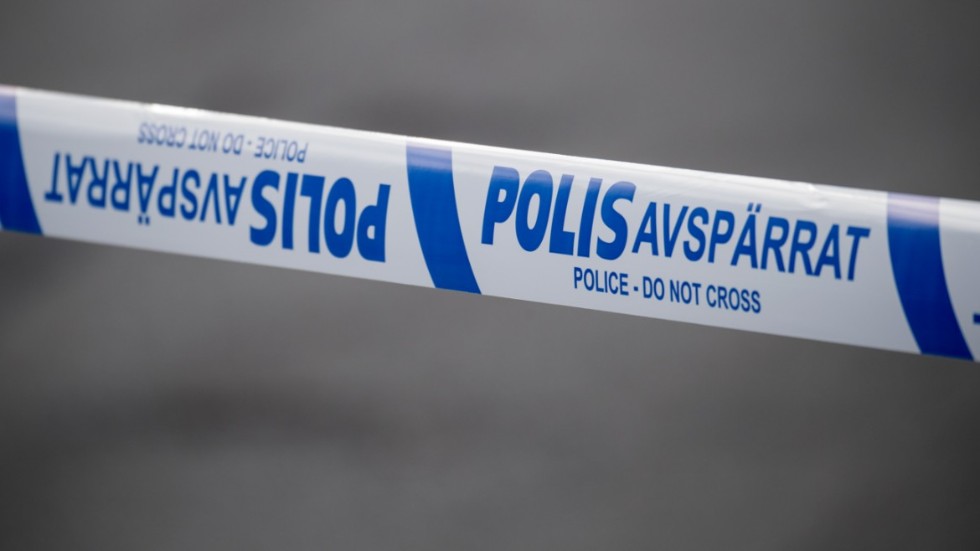Polisen har fått spärra av en badplats i Eskilstuna efter att en misstänkt granat hittats i vattnet. Arkivbild.