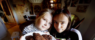 Bästisarna Hedda och Millie bakar för behövande barn