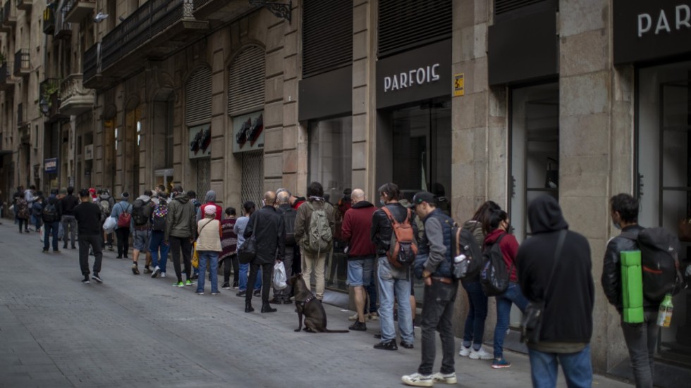 Människor i kö för att få matpaket vid en kyrka i Barcelona. Bilden är från den 14 maj.