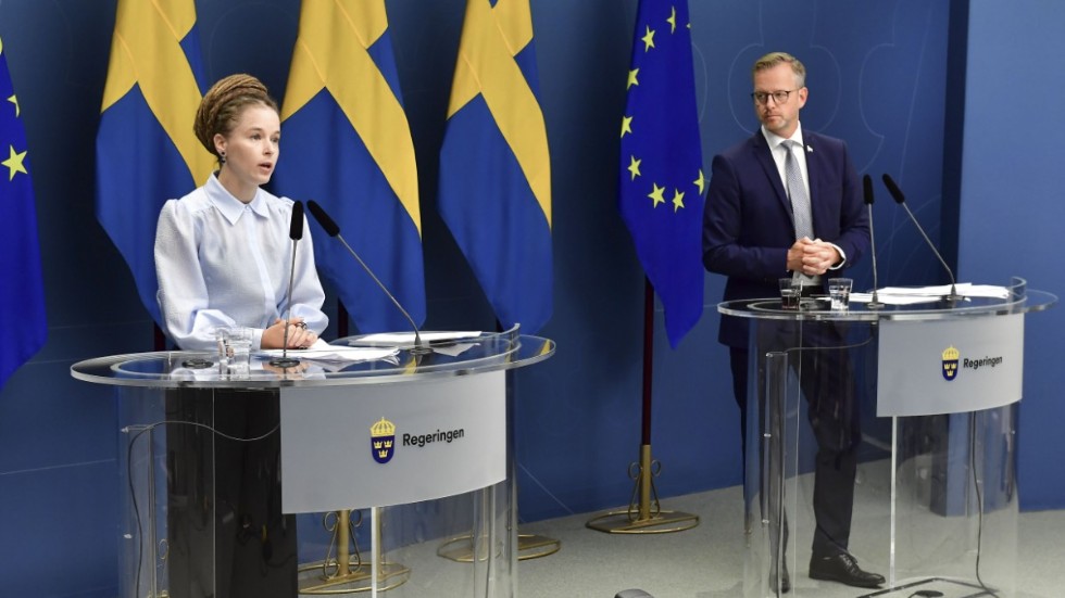 Amanda Lind (MP), kultur och demokratiminister, och Mikael Damberg (S), inrikesminister, har i dag en pressträff. Arkivbild.