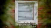 Köpte hus med svartbyggen – tvingas skrapa rent fasaden • Förre ägaren ska betala 100 000 kronor för olovligt fönsterbyte