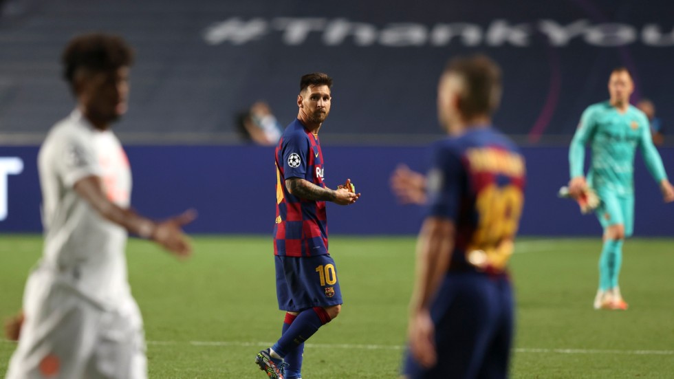 Lionel Messi lämnar planen efter den förnedrande förlusten mot Bayern München i Champions League. Nu uppges argentinaren vilja byta klubb.