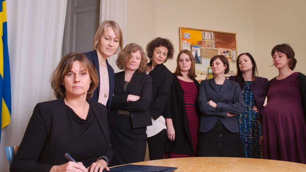 Isabella Lövin undertecknar förslaget till Sveriges nya klimatlag 2017. Fotografiet tolkades som en tydlig kommentar till den amerikanske presidenten Donald Trump, som något tidigare undertecknat en inskränkning av aborträtten – omgiven av endast män.
