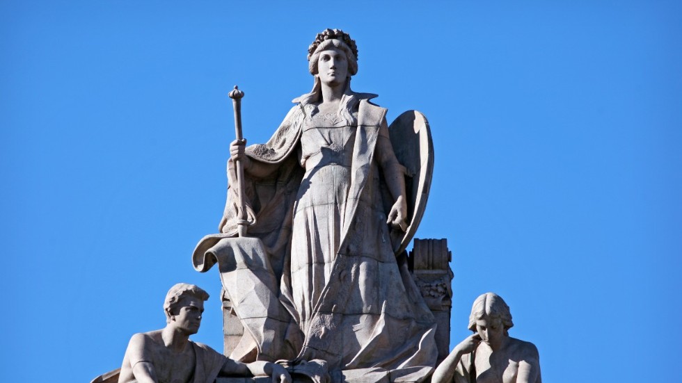 Moder Svea med "Vaksamheten" och "Eftertanken" på var sin sida, vakar över riksdagshuset och dess ledamöter. Statyn står på det östra riksdagshusets tak sedan 1904. 