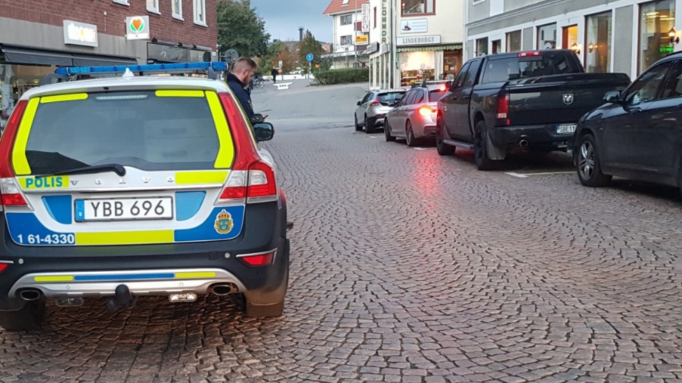 Polisen grep en misstänkt för rånet senare samma kväll som en guldsmedsbutik i centrala Vimmerby rånades av två maskerade män. Nu har nya fynd gjorts i Vimmerby som gör att åklagaren vill ha längre tid på sig för ett åtal.