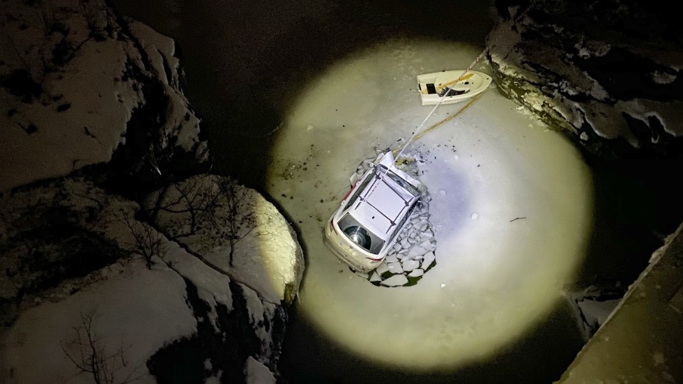 En bil körde av en bro i norra Norge och föll tio meter ned i en älv. De två personerna inuti kunde räddas ur vattnet och har förts till sjukhus.