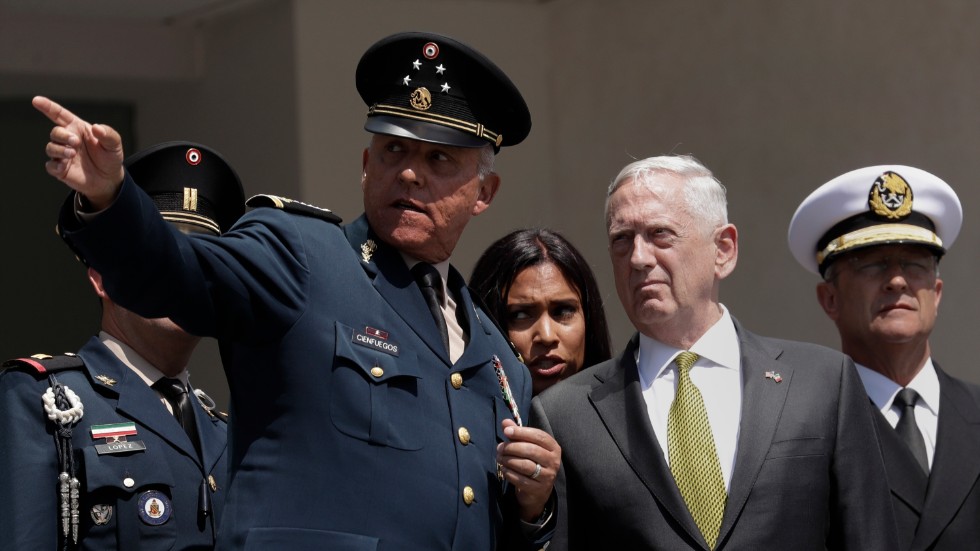 Mexikos tidigare försvarsminister Salvador Cienfuegos under ett möte med dåvarande USA-kollegan Jim Mattis i Mexico City 2017. Arkivbild