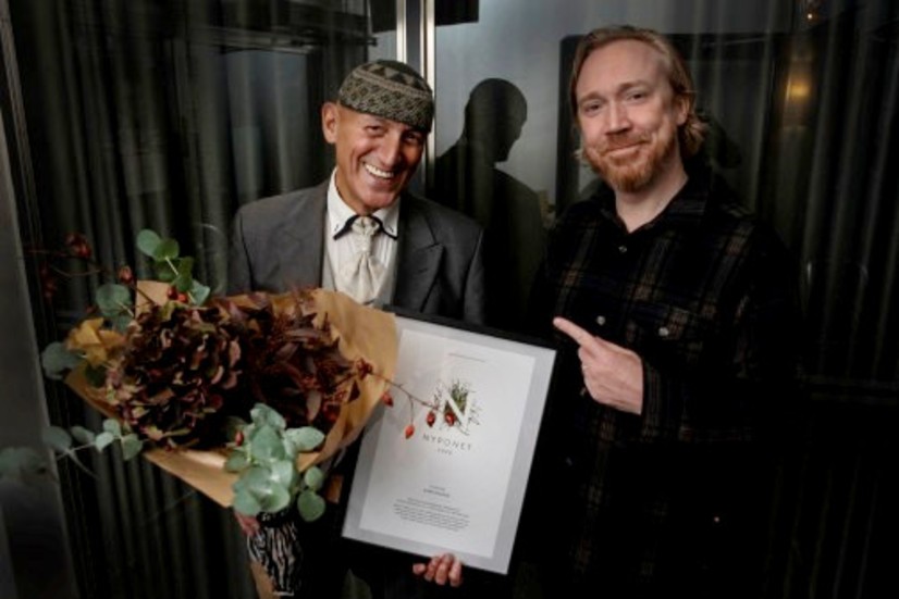 Årets Nyponpristagare blev Sami Rahim som här mottar blommor, diplom och prispengar av Nyponstiftelsens grundare Lars Winnerbäck. 