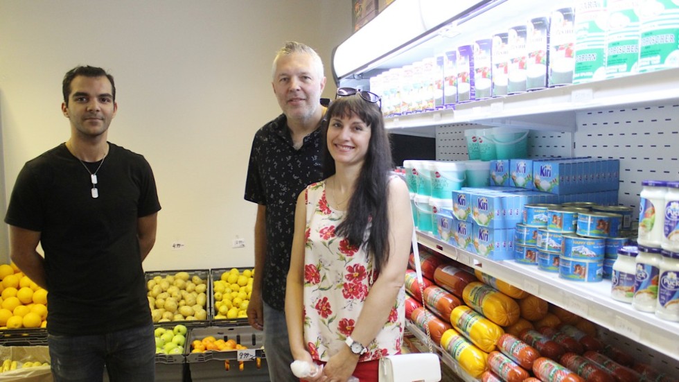 Badel Krim hjälper Pierre Arvidsson och Tetiana Korabukhina att hitta osten de söker. De uppskattar möjligheten att hitta ett bredare sortiment av märken från andra länder.