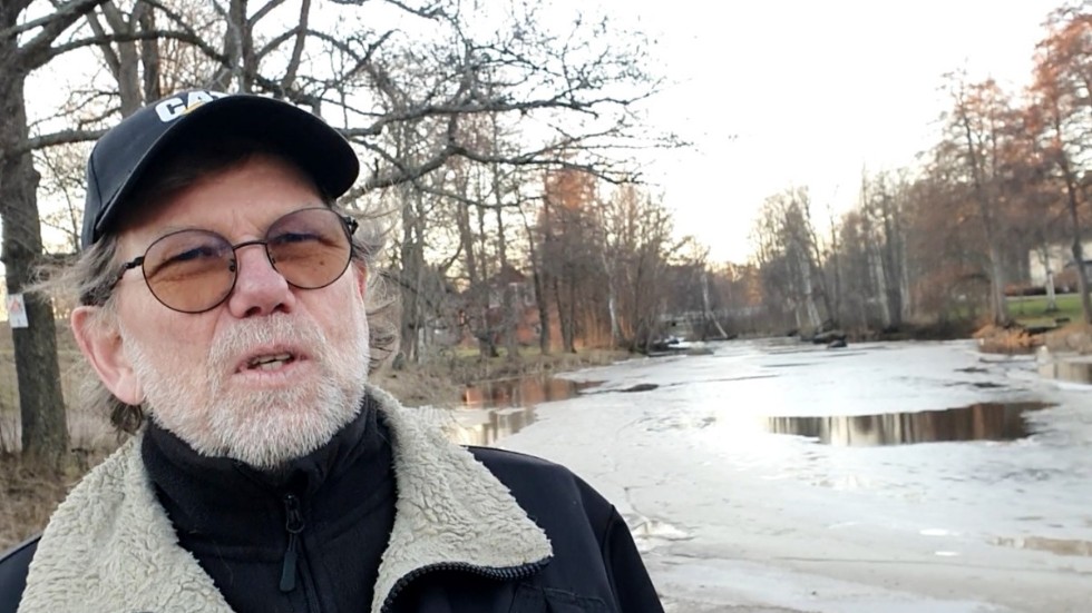 Mariannelundsbon Roy Davidsson var nöjd med att någonstans mellan 60 och 70 ortsbor kom för att marschera runt nedre dammen för att visa att man vill ha den och bron kvar.