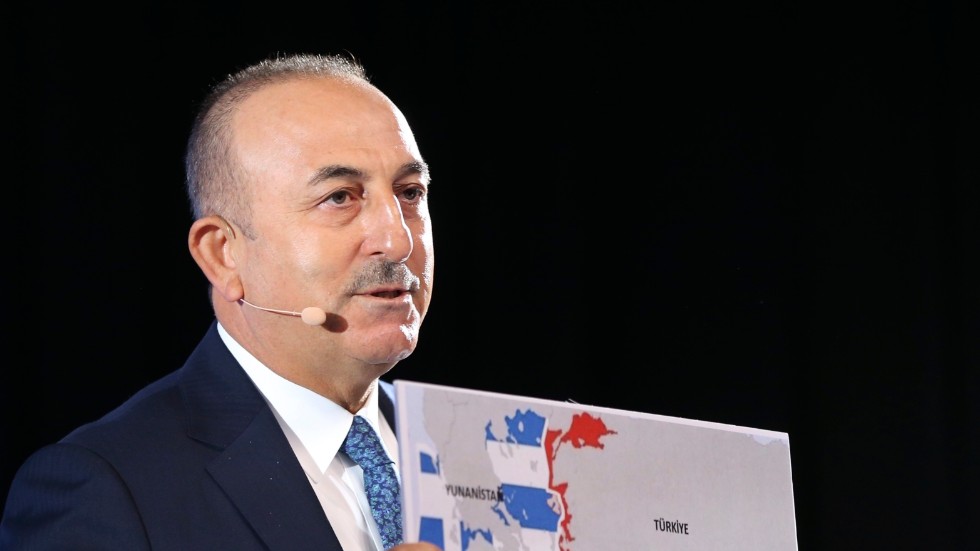 Turkiets utrikesminister Mevlüt Cavusoglu med en karta över Grekland och Turkiet vid ett anförande på torsdagen i Slovakien.