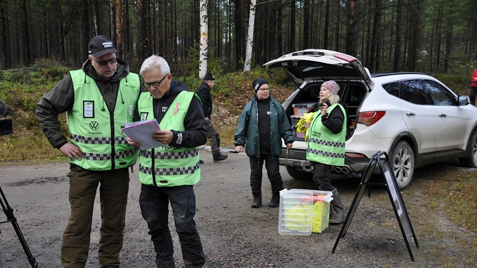 Missing people sökte under helgen med 160 frivilliga i Notsel. Men både lördagens och söndagens sök blev resultatlösa." Vi har inte hittat någonting", säger insatsledare Christer Lindbäck, på bilden tillsammans med insatsledaren Martin Persson.