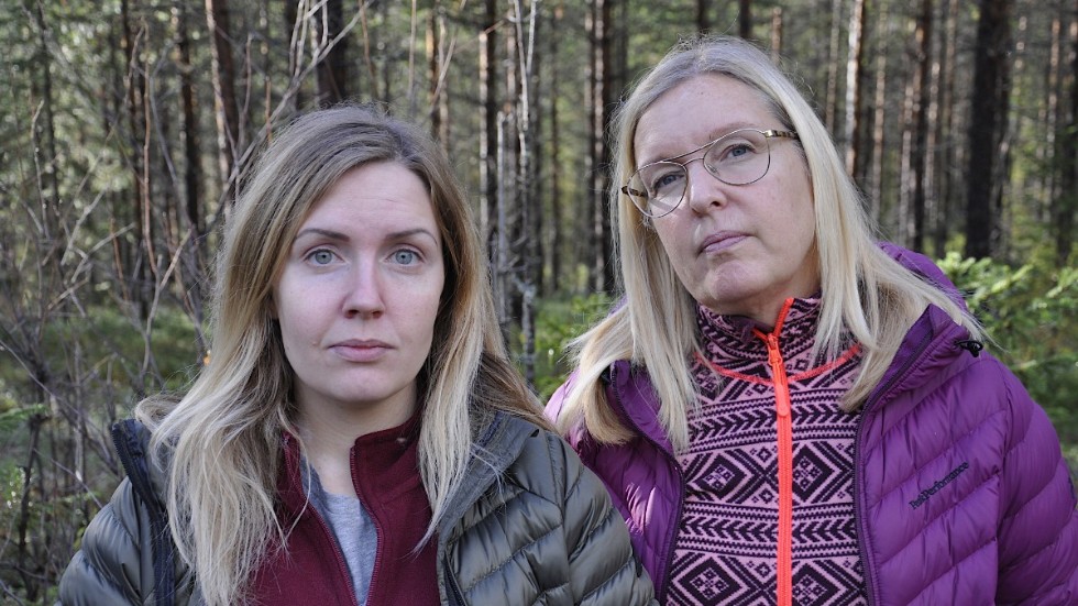 Elina Sundqvist med sin mamma Helena Strömgren, syster till den saknade Mikael Simonsson. " Vi hoppas att helgens sök kan ge något resultat", säger Helena Strömgren.