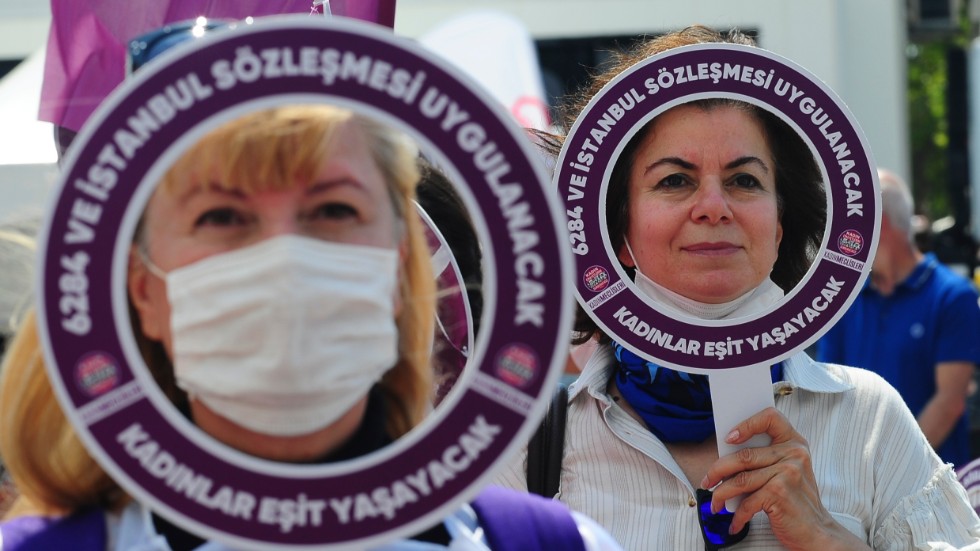 Kvinnor demonstrerar i Istanbul den 19 juli i stöd för Istanbulkonventionen mot våld mot kvinnor, som konservativa turkiska röster uppfordrar regeringen att dra sig ur.