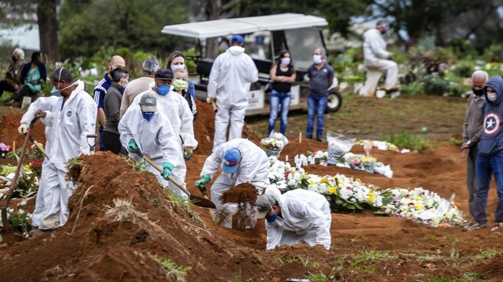 Snabba begravningar av människor som dött av covid-19 avlöste varandra vid kyrkogården Vila Formosa i São Paolo, den 14 juni.