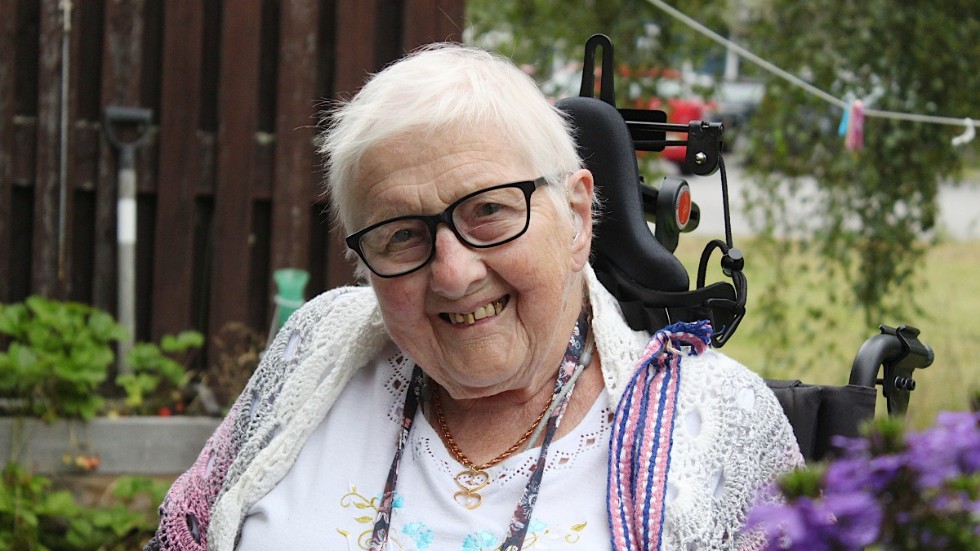 Karin Axelsson, 98, debuterar som Sommarpratare i Knastorp på söndag och det blir sommarens sista evenemang.. Hon kommer att berätta barndom, arbetsliv, familjen, skillnad på liv och samhälle då och nu. 