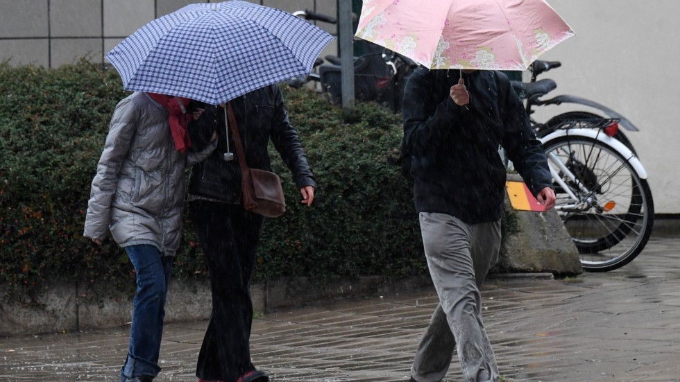 Blöta ben under paraplyerna lär bli en vanlig syn i stora delar av landet under måndagen. Arkivbild.