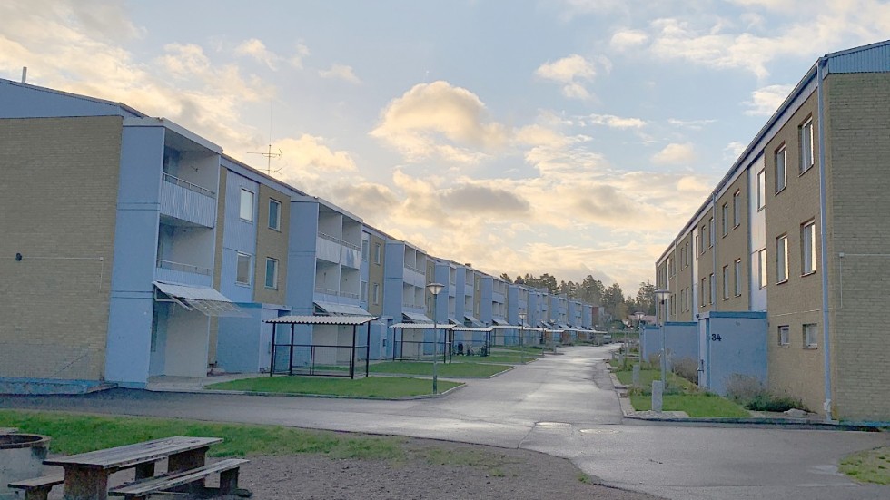 Bostadsbolaget vill riva fem huskroppar med 100 lägenheter på den gula sidan, närmast riksvägen för att bli av med lägenheter som Migrationsverket lämnade "onormalt slitna" i augusti.