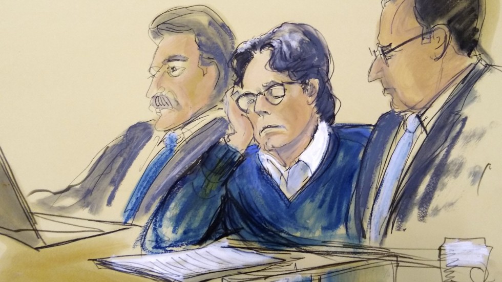 Keith Raniere (mitten) i en rättegångsskiss från 2019. Arkivbild.
