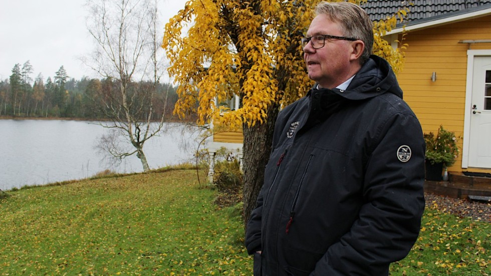Per-Olov Strandberg är ordförande i föreningen Rättvisa Vindar som slåss mot vindparketableringen. Han skulle få höga vindkraftverk tvärs över sjön. 