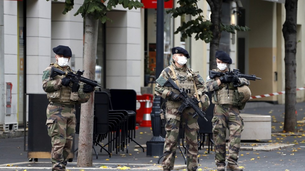Militärer vakar över gatorna i Nice efter terrorattacken där tidigare denna vecka. 