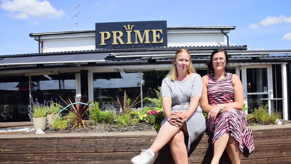 Restaurangansvarig Rebecca Lundell och verksamhetschef Elin Axelsson tycker att det är tråkigt men nödvändigt att stänga restaurang Prime. "Nu är det bara att göra det bästa av det sämsta."