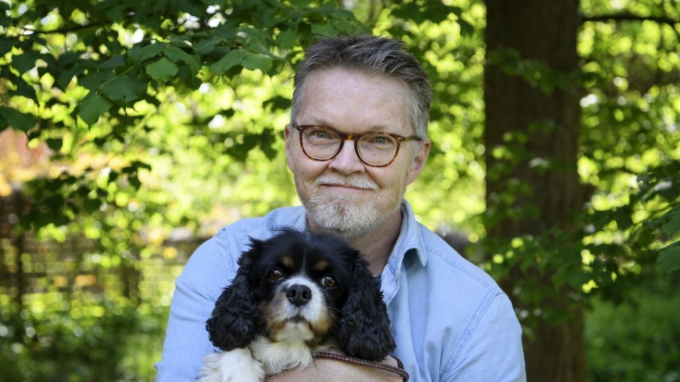 Henrik Ennart, vetenskapsjournalist och författare, fyller 60 år. Här tillsammans med hunden Lovis.