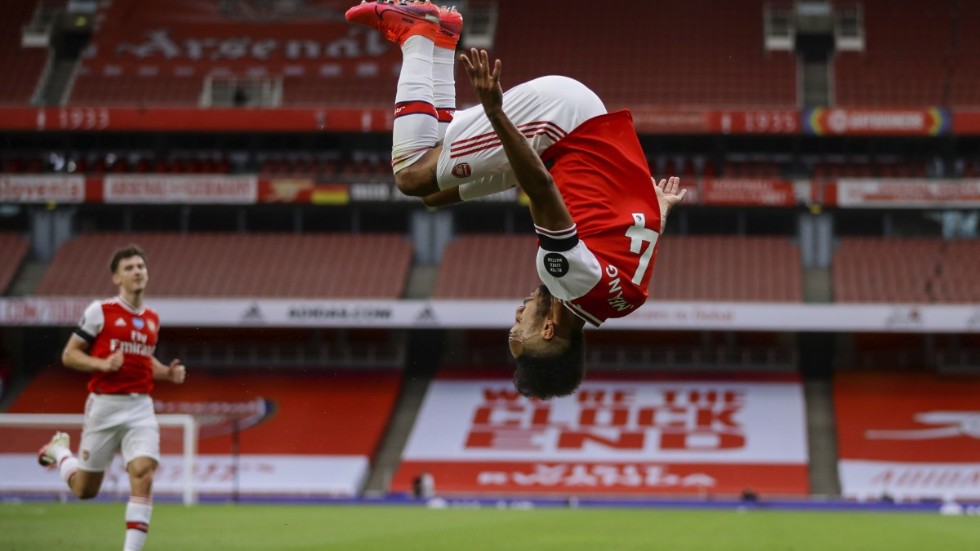 Arsenals Pierre-Emerick Aubameyang visade upp sina akrobatiska färdigheter efter ett av sina två mål hemma mot Norwich.