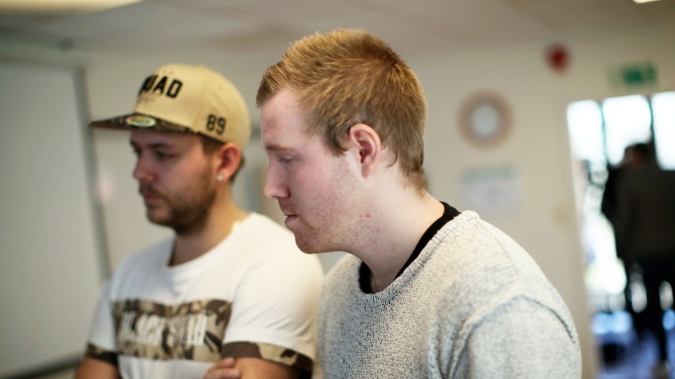 Bröderna Christian Karlsson och Robin Dahlén efter åklagarens pressträff i Karlstad 2018. Det var då bröderna skrevs av från ärendet.