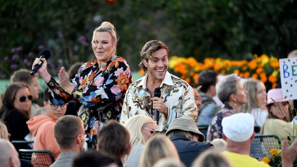 Sanna Nielsen och Benjamin Ingrosso framförde allsången "Härligt, härligt men farligt, farligt" på tisdagens "Allsång på Skansen".