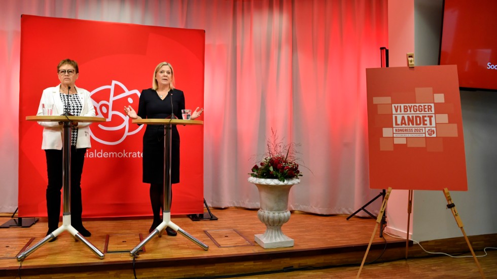 "Vi bygger landet", står det på skylten invid scenen där valberedningens ordförande Elvy Söderström för ett par veckor sedan föreslog Magdalena Andersson till ny ledare för Socialdemokraterna. 