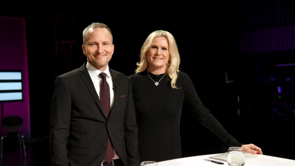 Programledarna Anders Holmberg och Camilla Kvartoft under söndagens partiledardebatt i Agenda i SVT. "Hon är en av de vassaste och smartaste personer jag känner", säger Anders Holmberg om sin kollega. Arkivbild.