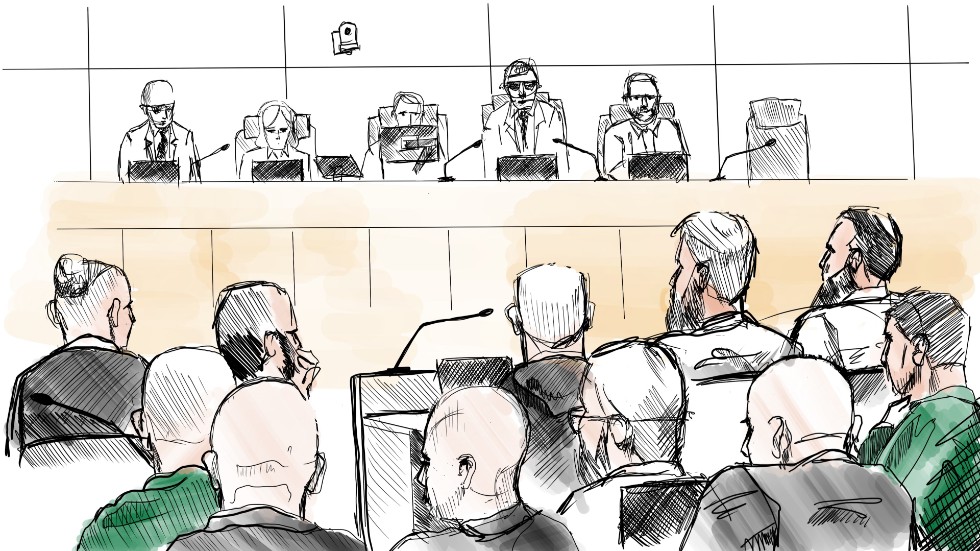 Illustration från förhandlingen i hovrätten mot ett stort antal personer med koppling till Vårbynätverket.