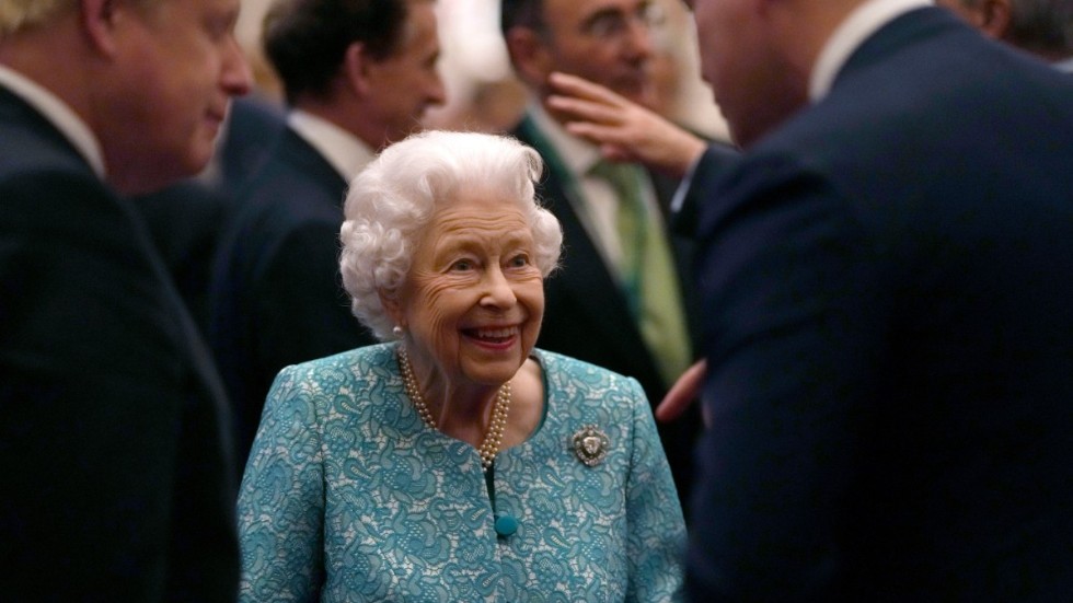 Storbritanniens drottning Elizabeth är tillbaka på Windsor Castle efter en natt på sjukhus. Bilden är tagen vid ett evenemang i Windsor i måndags.